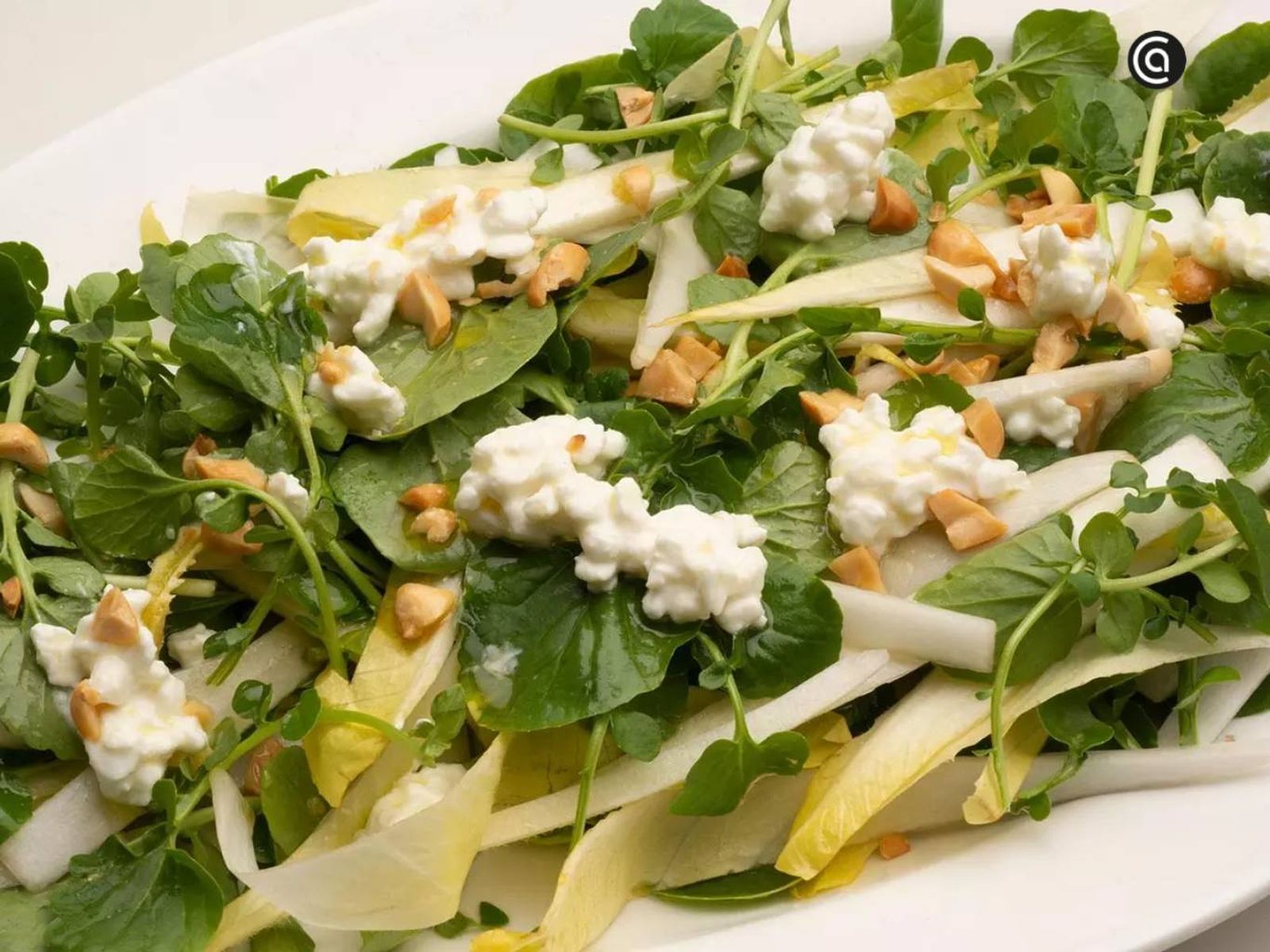 Los cacahuetes troceados aportan un toque crujiente y sabroso a ensaladas frescas. Los cacahuetes troceados aportan un toque crujiente y sabroso a ensaladas frescas.