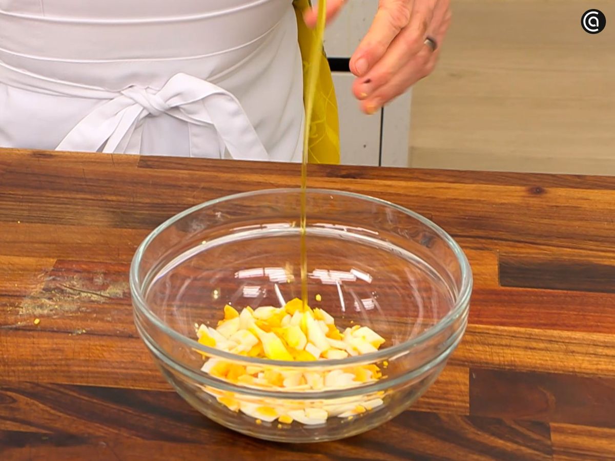 Trocea el huevo cocido y mézclalo con aceite de oliva hasta emulsionar