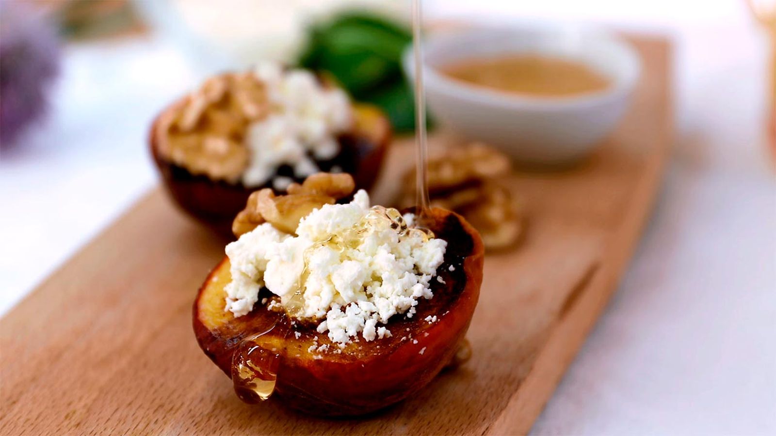 Receta de melocotón a la plancha con queso fresco, nueces y miel paso 4 Receta de melocotón a la plancha con queso fresco, nueces y miel paso 4