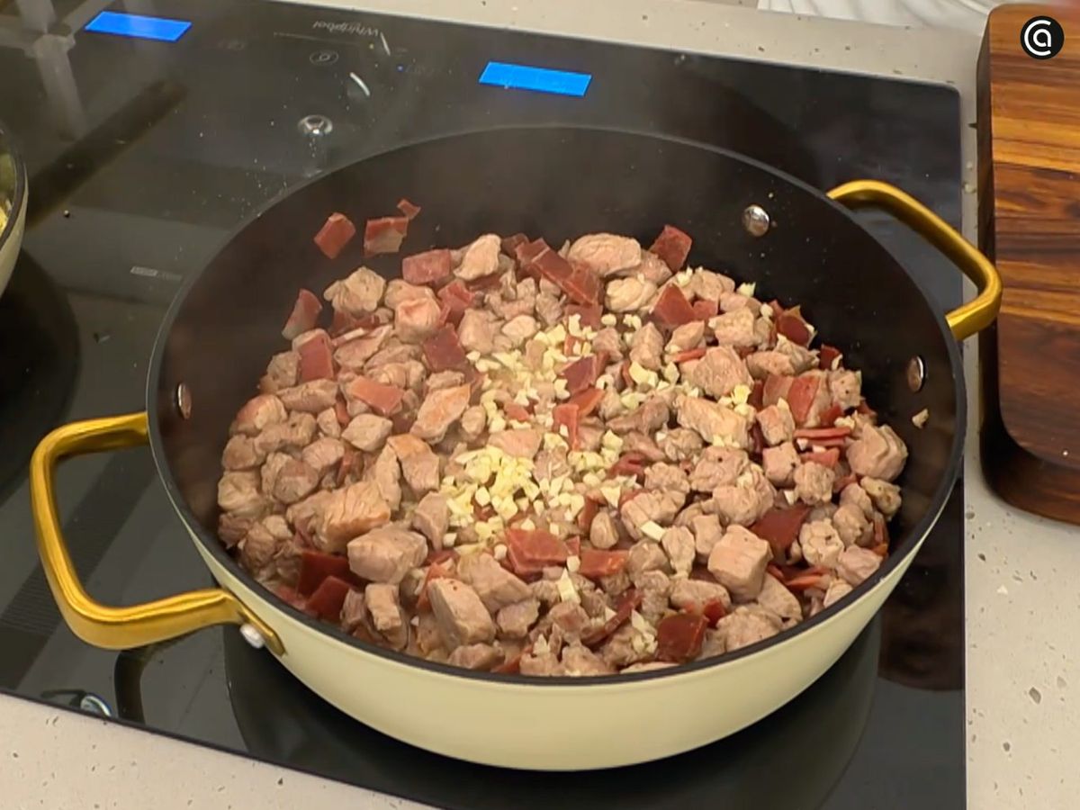 Corta el magro y el jamón en trozos, sofríe y deja que se cocinen
