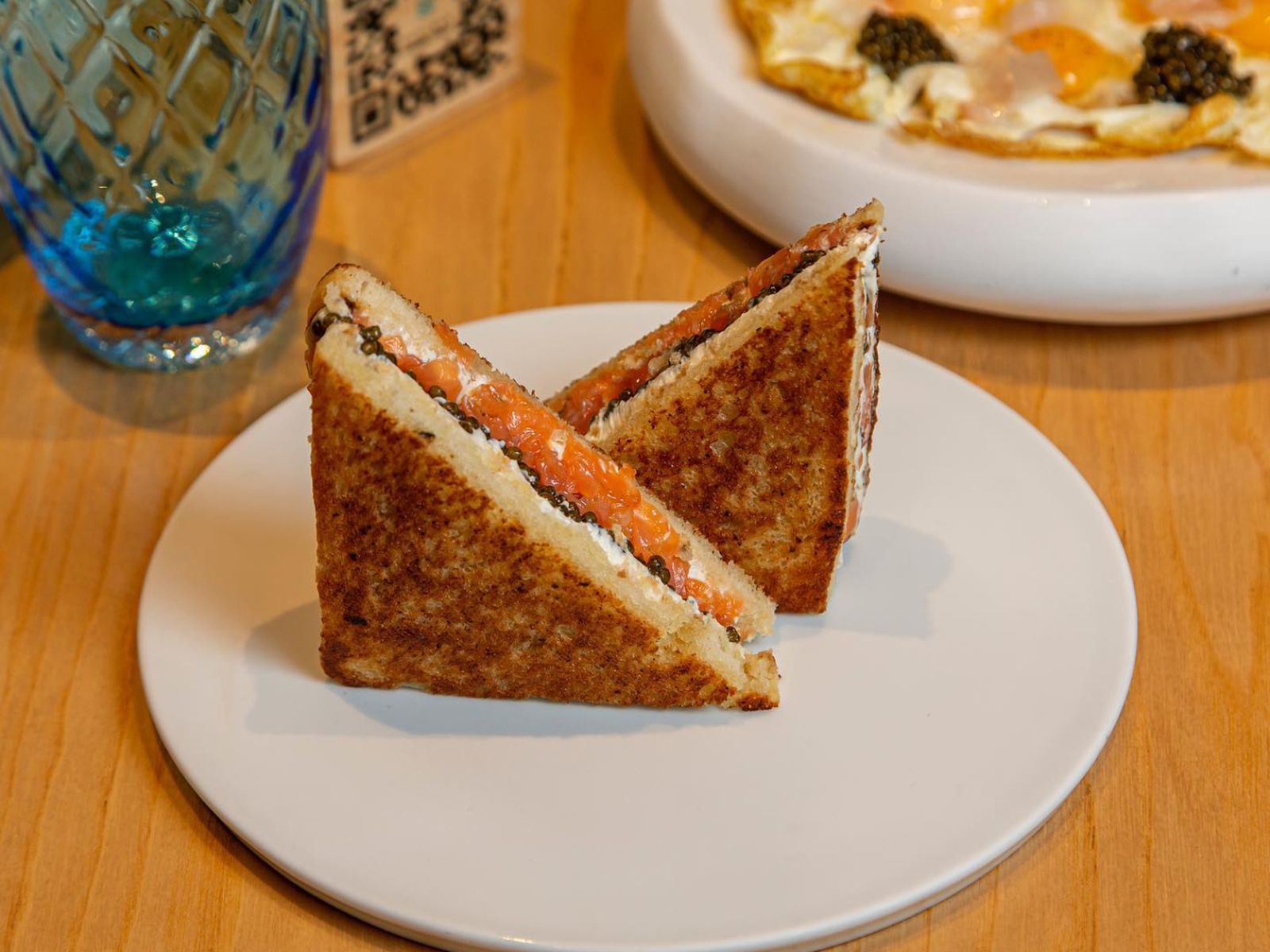 Uno de los sandwiches más exclusivos con salmón, queso crema y 30 gramos de caviar, creado por el chef Rafa Zafra en Estimar.