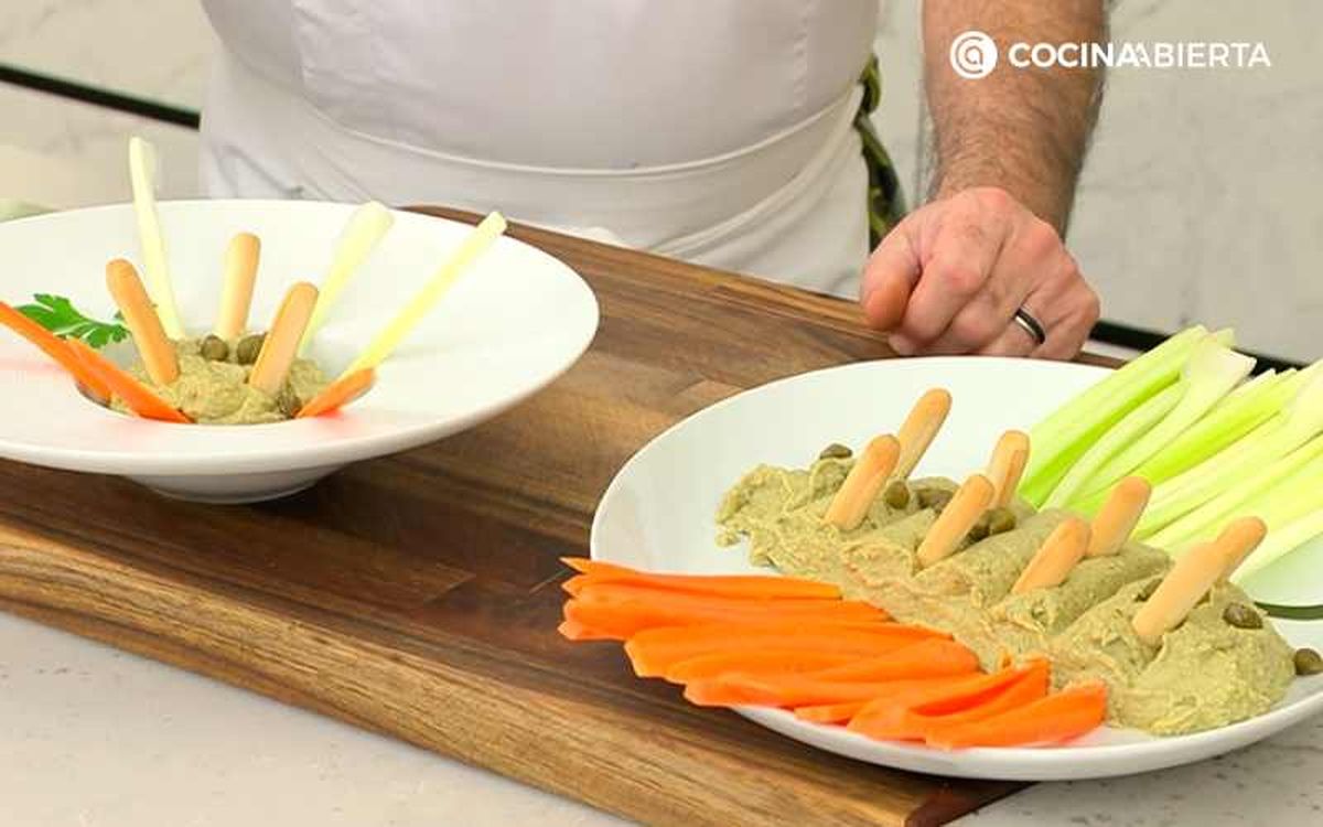 Sirve el paté de alcachofas con crudités de verduras