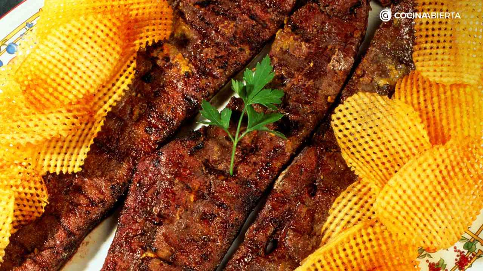 El hígado de vaca a la mostaza es una receta llena de sabor que se prepara en unos minutos
