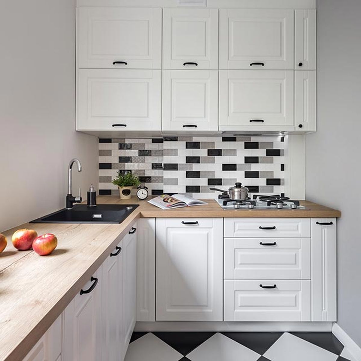 como decorar cocina blanca baldosas blanco y negro pequena