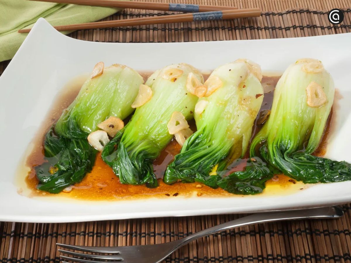 Bok choy con salsa de ostras, una de las guarniciones más famosas de la cocina cantonesa.