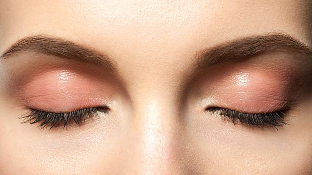 como aplicar sombras de ojos paso paso primer