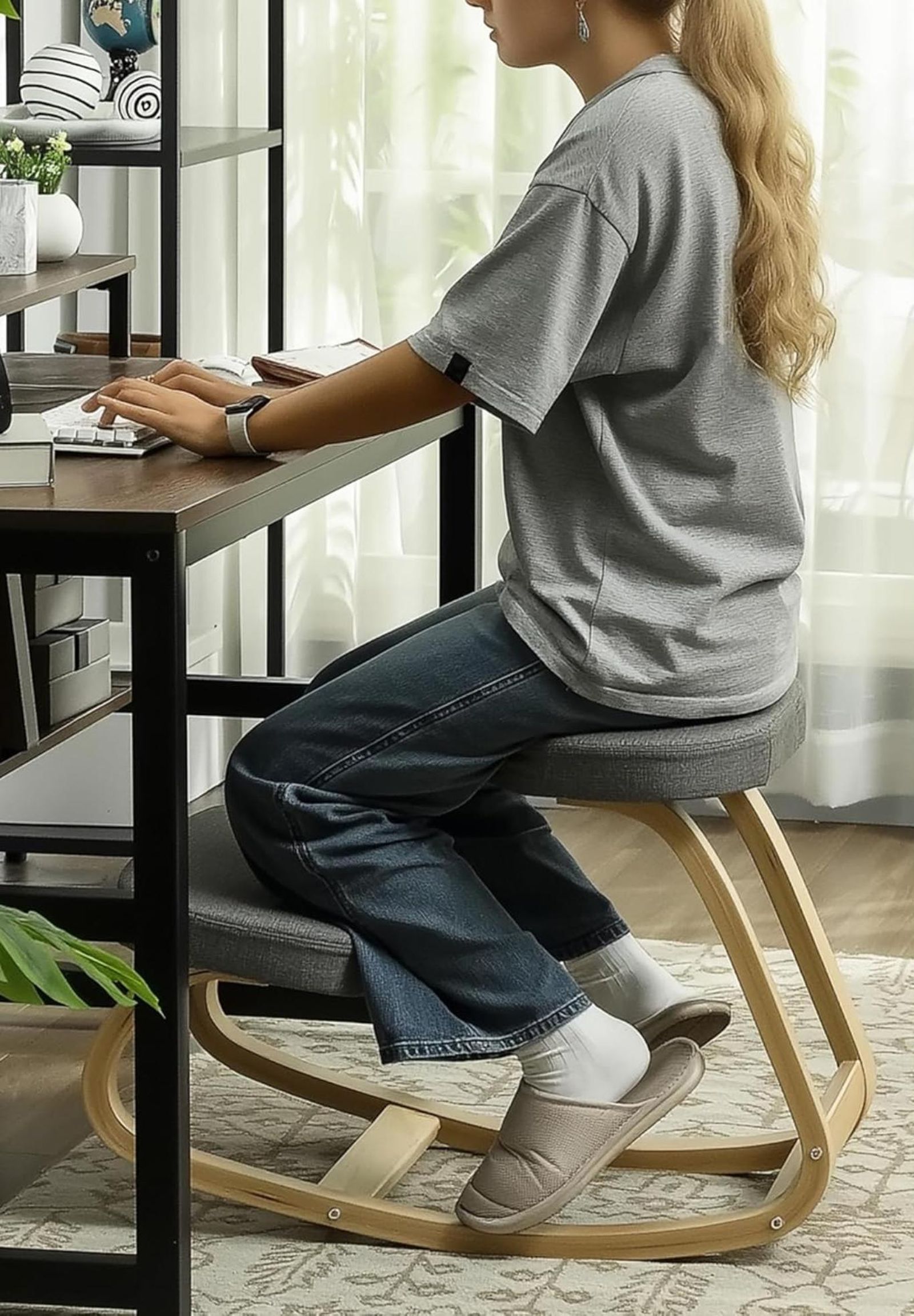 La silla ergonómica de rodillas mantiene una postura erguida. La silla ergonómica de rodillas mantiene una postura erguida.