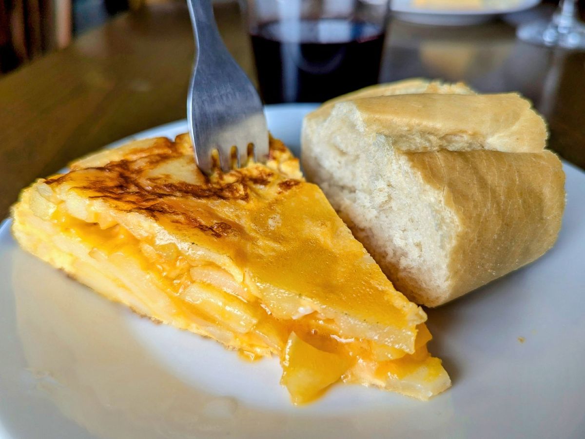 No importa si lleva cebolla o no, o si está poco hecha o muy hecha: la tortilla de patata siempre es un acierto