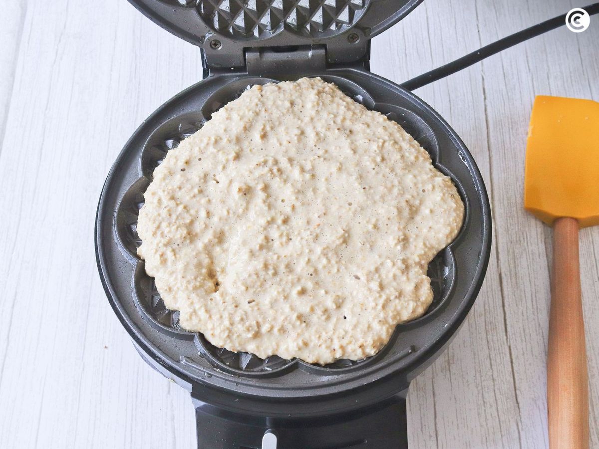 Hacer los gofres de avena en la gofrera