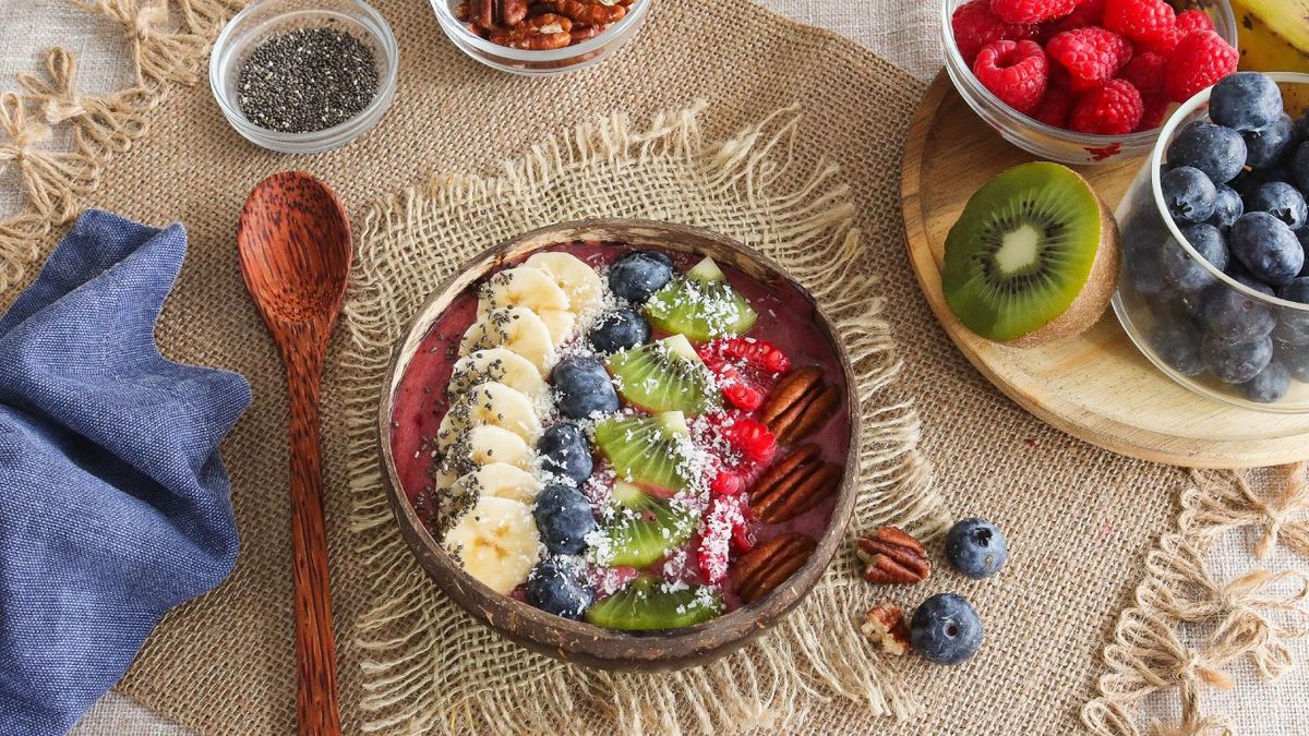 Açaí bowl con frutas y semillas de chía