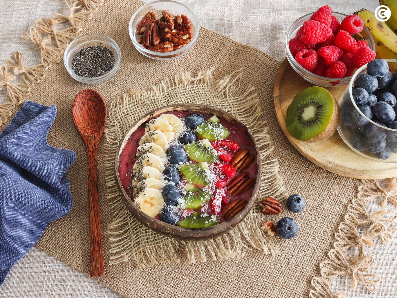 Açaí bowl con frutas y semillas de chía