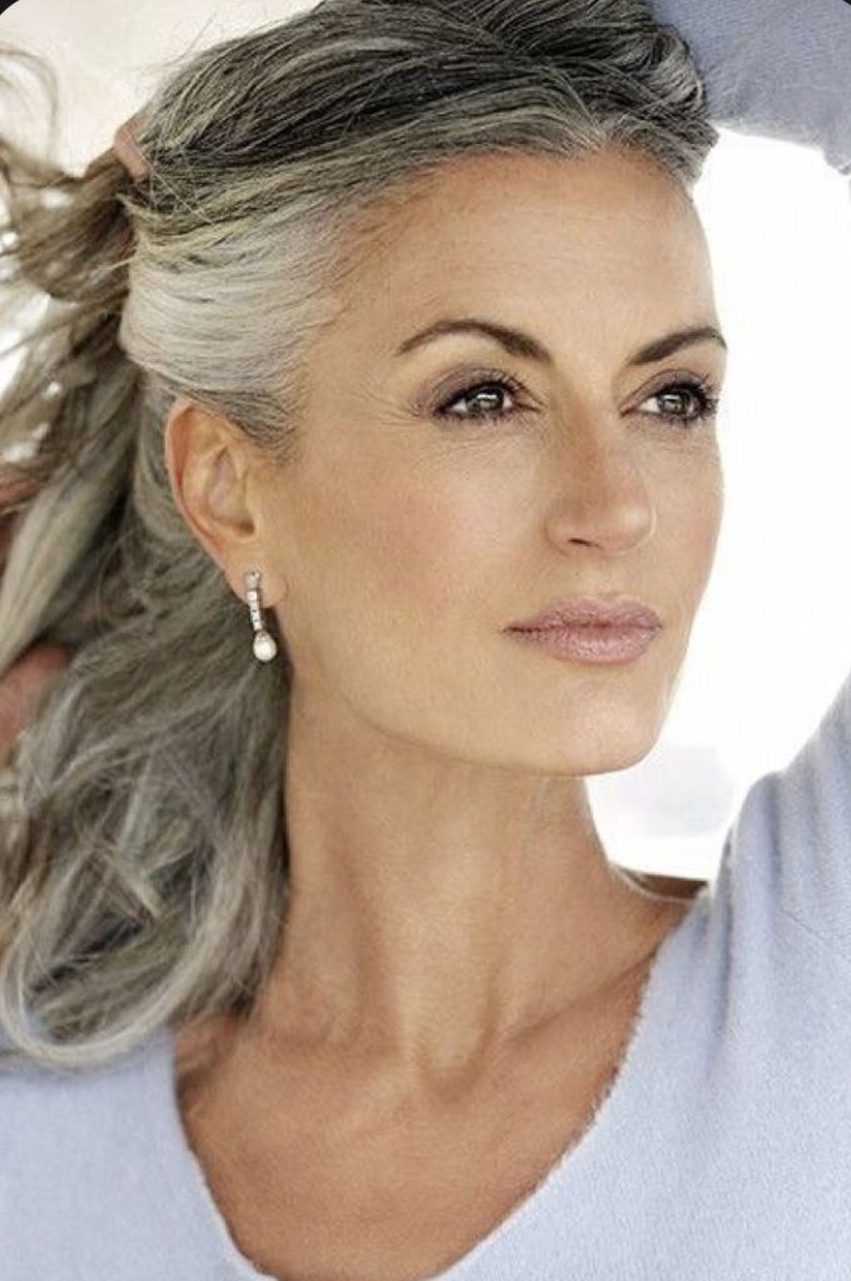 Pelo canoso sin teñir