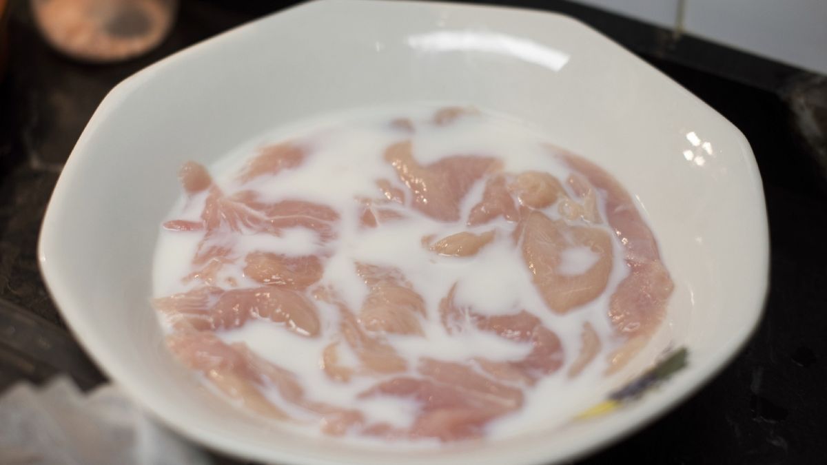 Ablandar pechuga de pollo en leche te permitirá que queden tiernas y jugosas