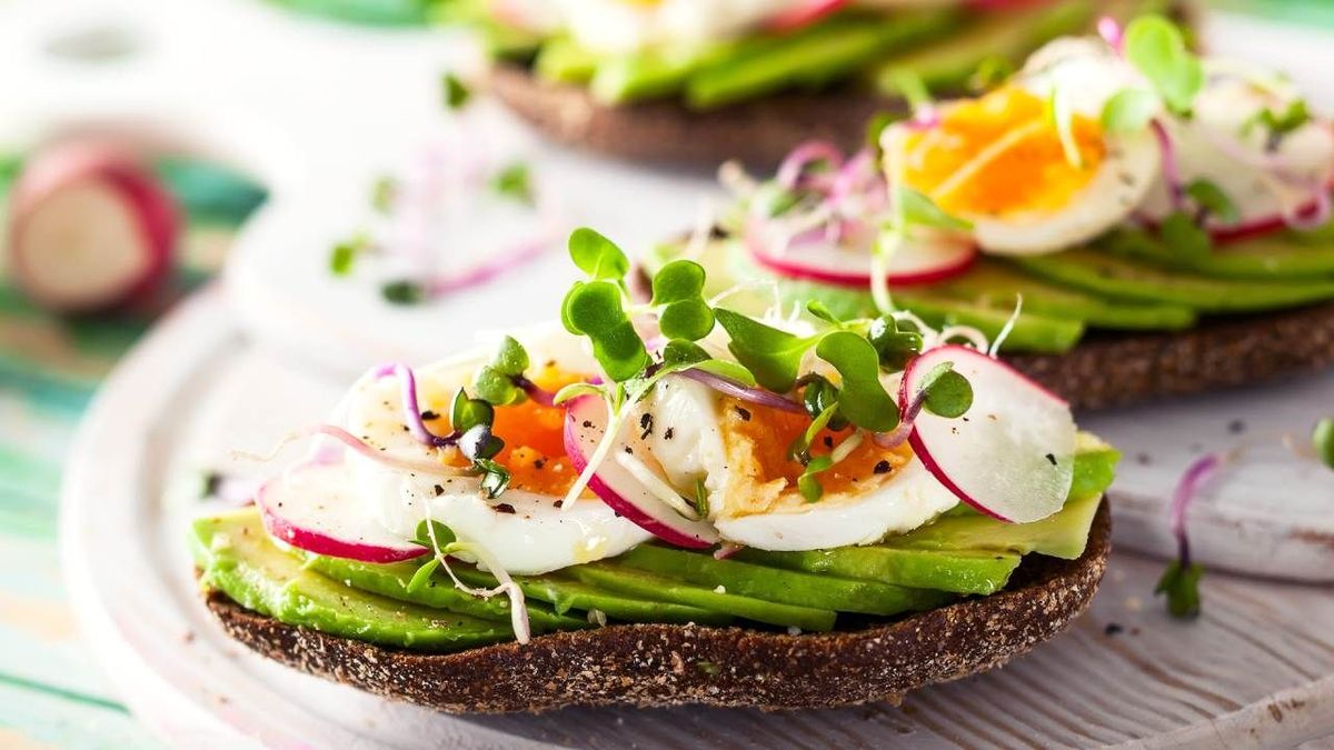 tostadas con aguacate y huevo 2