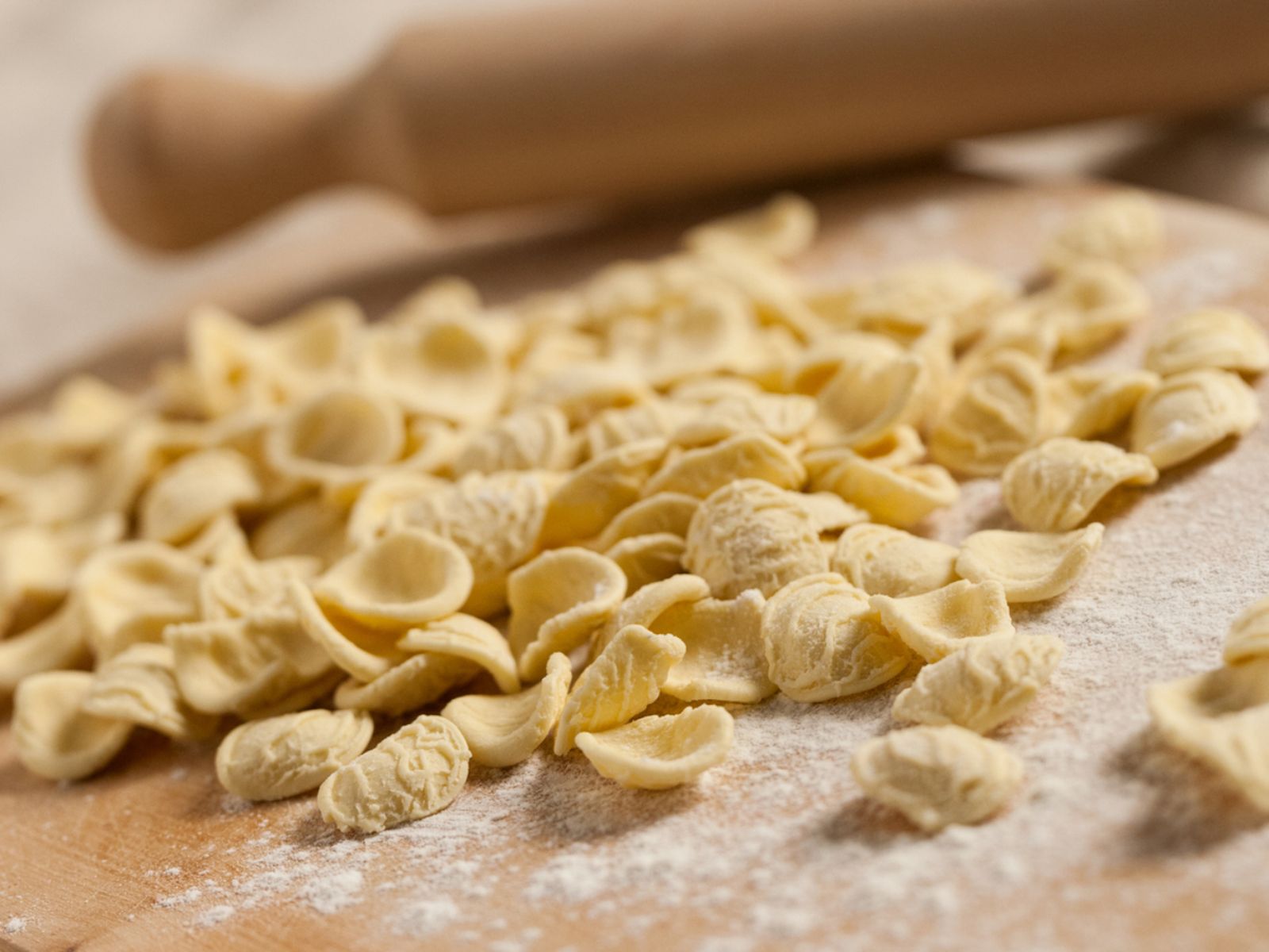 Los orecchiette son un tipo de pasta orginario de una región de Italia. Los orecchiette son un tipo de pasta orginario de una región de Italia.