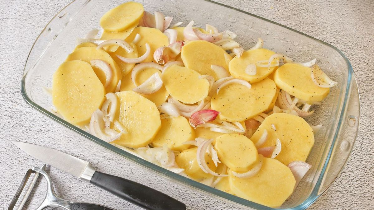 Patatas con cebolla para bacalao al horno