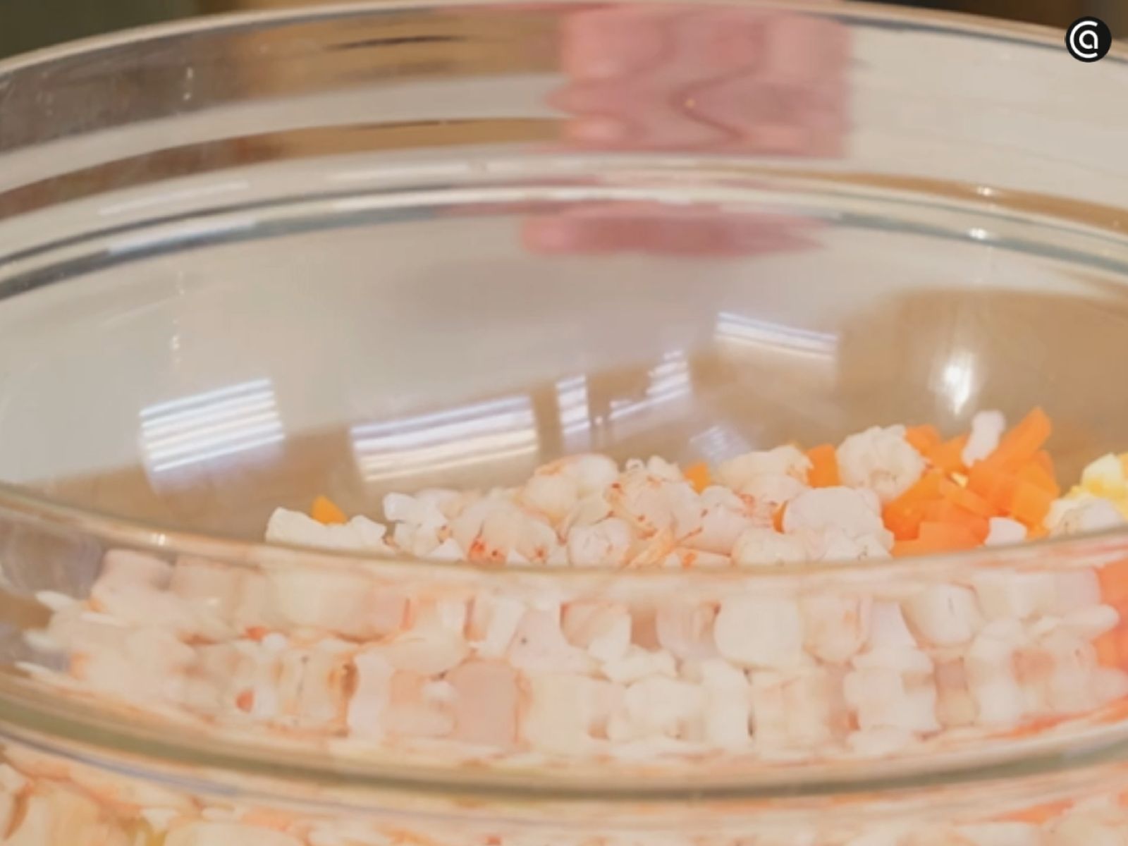 El marisco escurrido se incorpora al bol junto con las verduras.