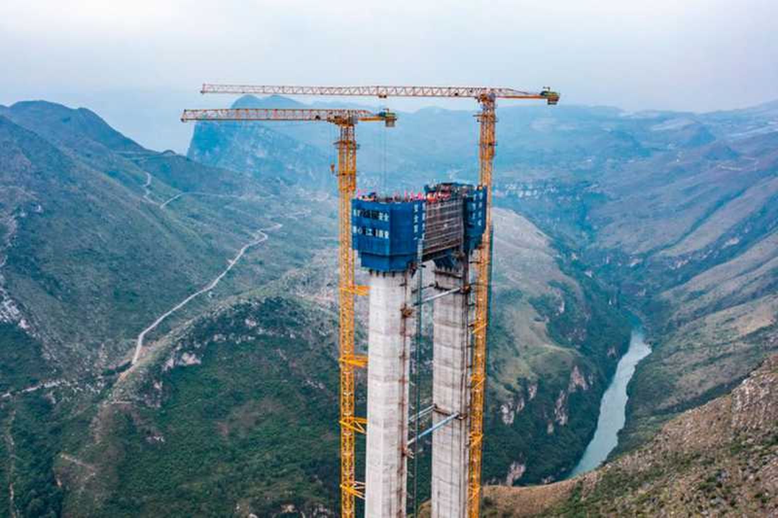 Puente del gran cañón de Huajiang Puente del gran cañón de Huajiang