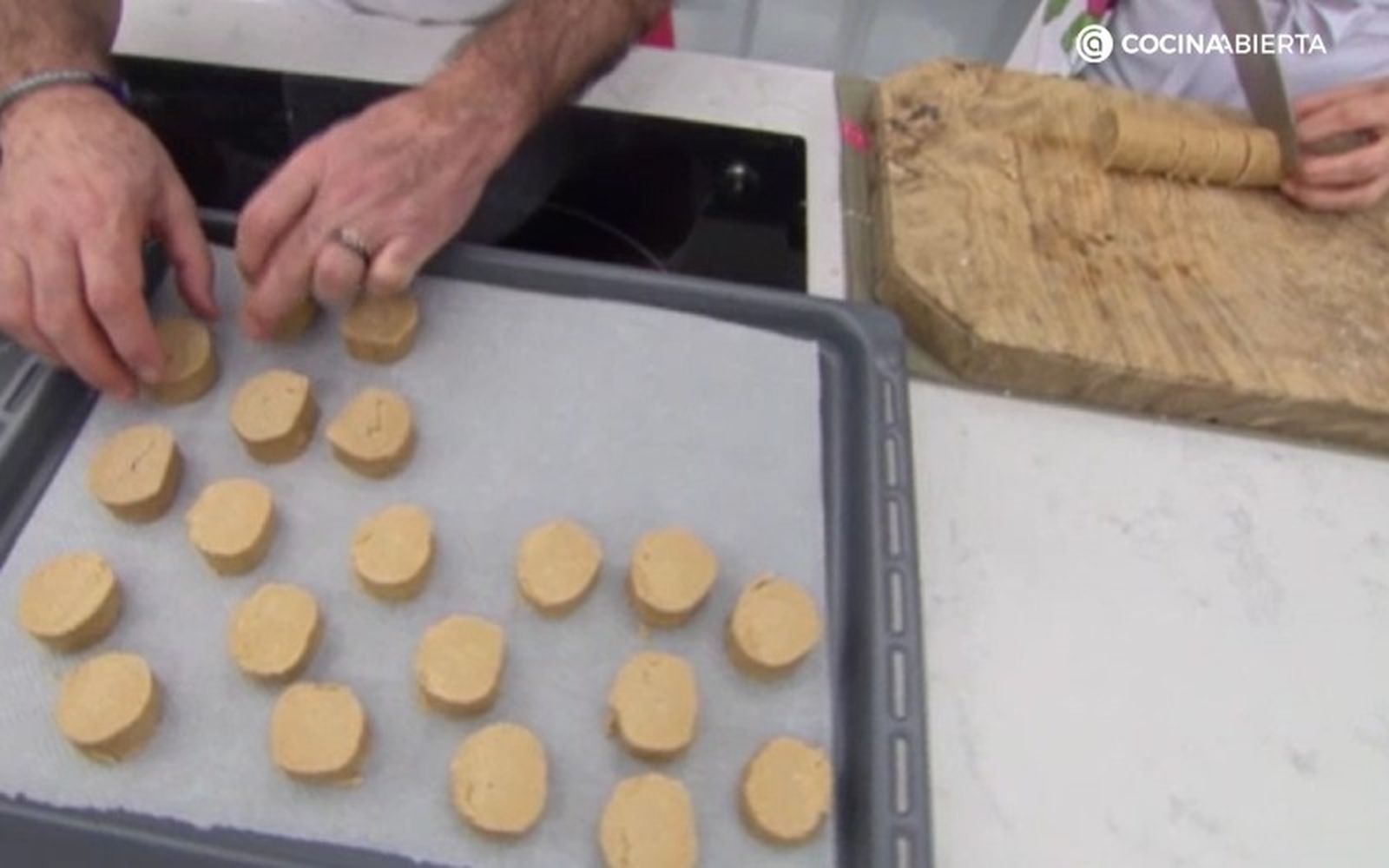 Hornea los polvorones durante unos 10 minutos Hornea los polvorones durante unos 10 minutos