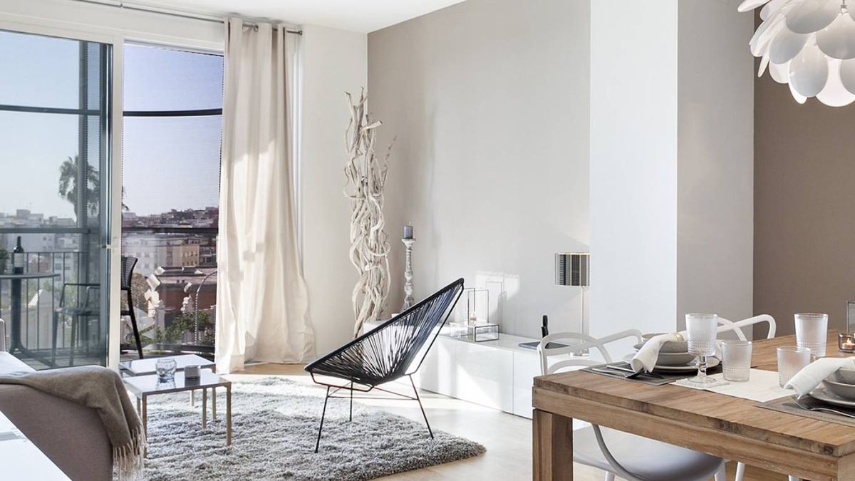 Pintar una pared en color distinto transforma la percepción del espacio con muy poco esfuerzo.