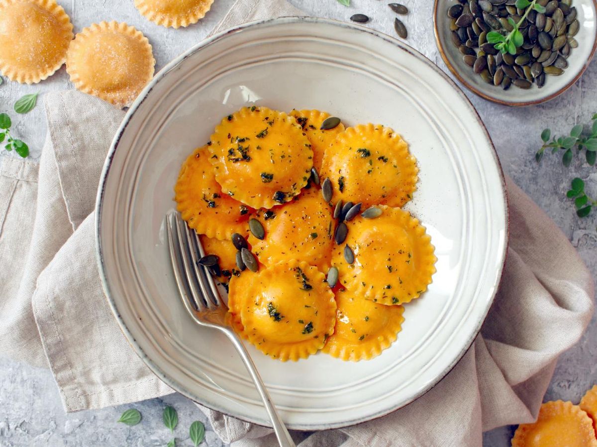 Ravioli di zucca, típicos del norte de Italia, rellenos de puré de calabaza