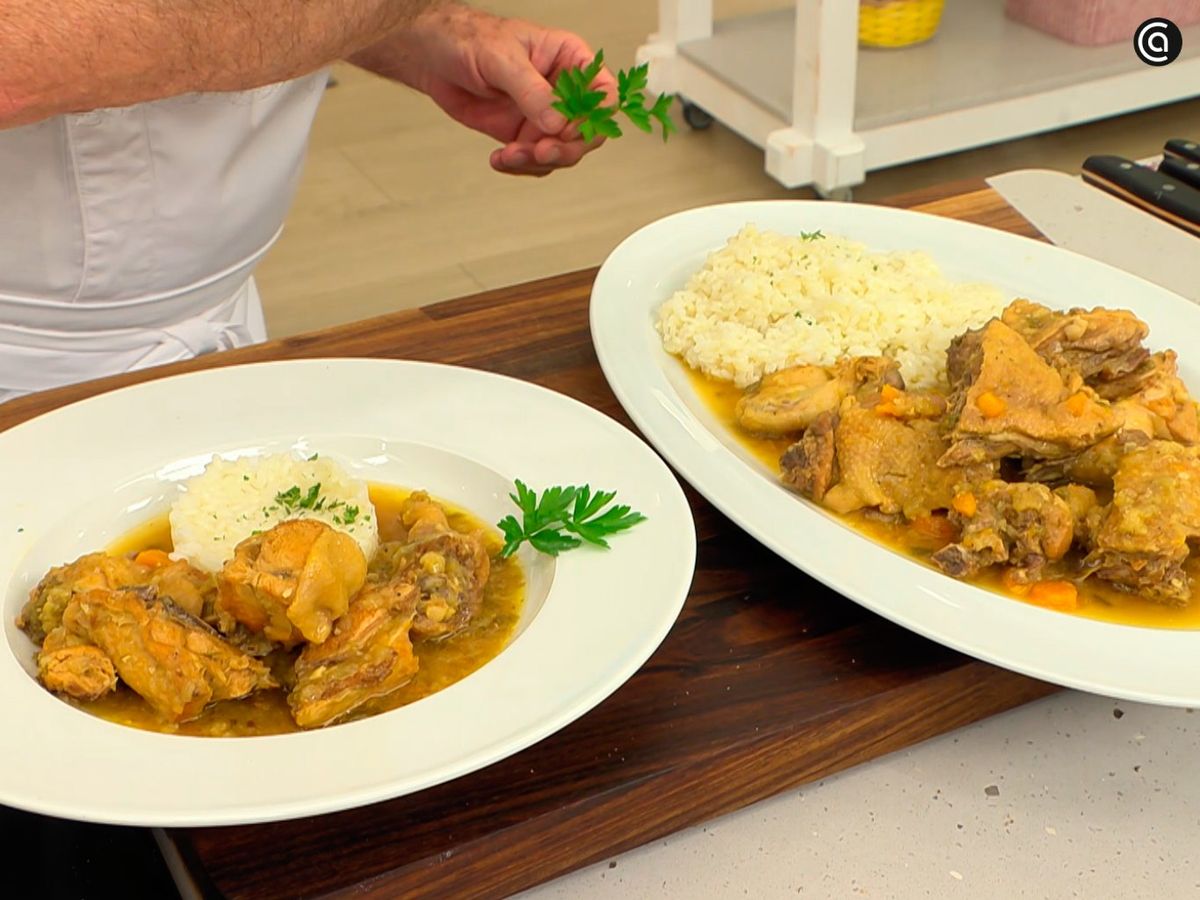 Decora la gallina en pepitoria con una hoja de perejil