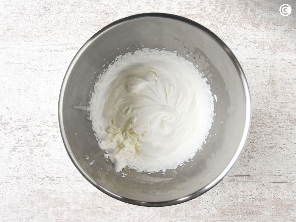 Montar la nata para hacer la bica blanca de laza