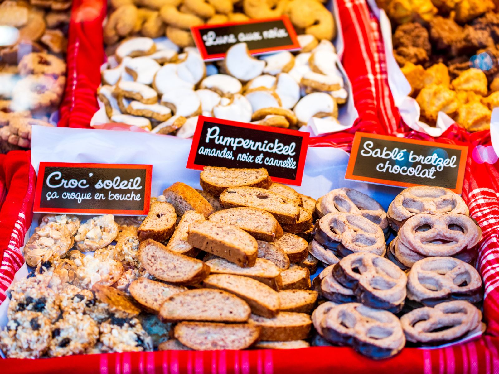 Galletas y dulces alsacianos en el mercado de Estrasburgo, donde cada puesto huele a mantequilla y canela.