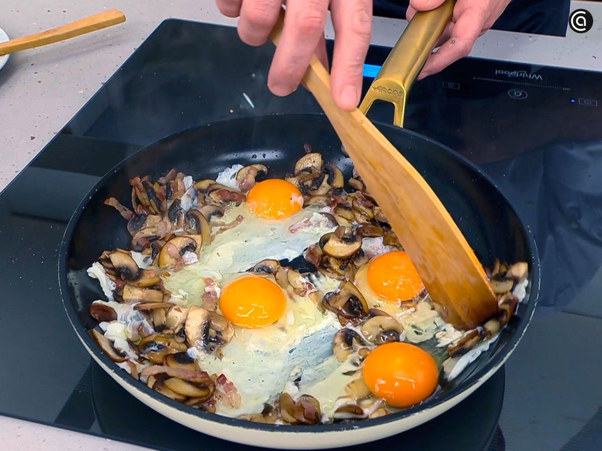 Haz el revuelto de setas y panceta manteniendo las yemas enteras