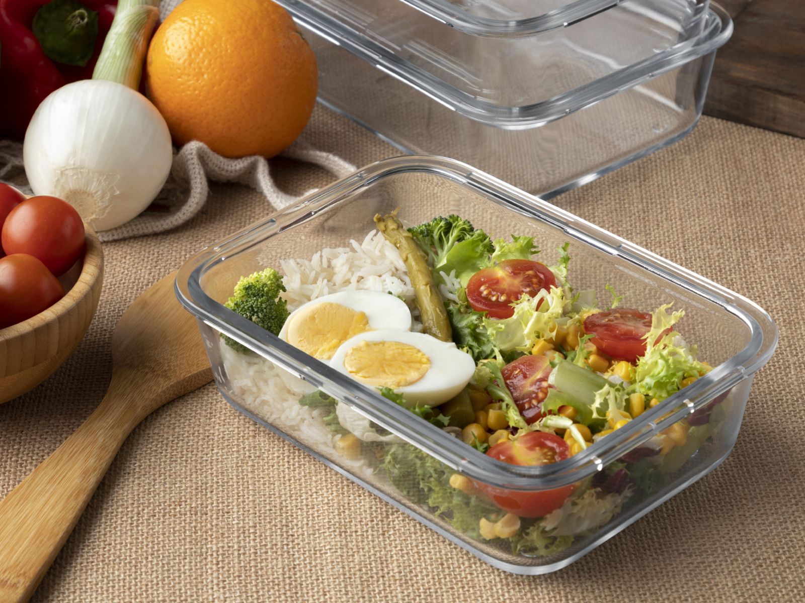 El arroz cocido bien almacenado en la nevera es perfecto para ensaladas frías y platos de aprovechamiento saludables. El arroz cocido bien almacenado en la nevera es perfecto para ensaladas frías y platos de aprovechamiento saludables.