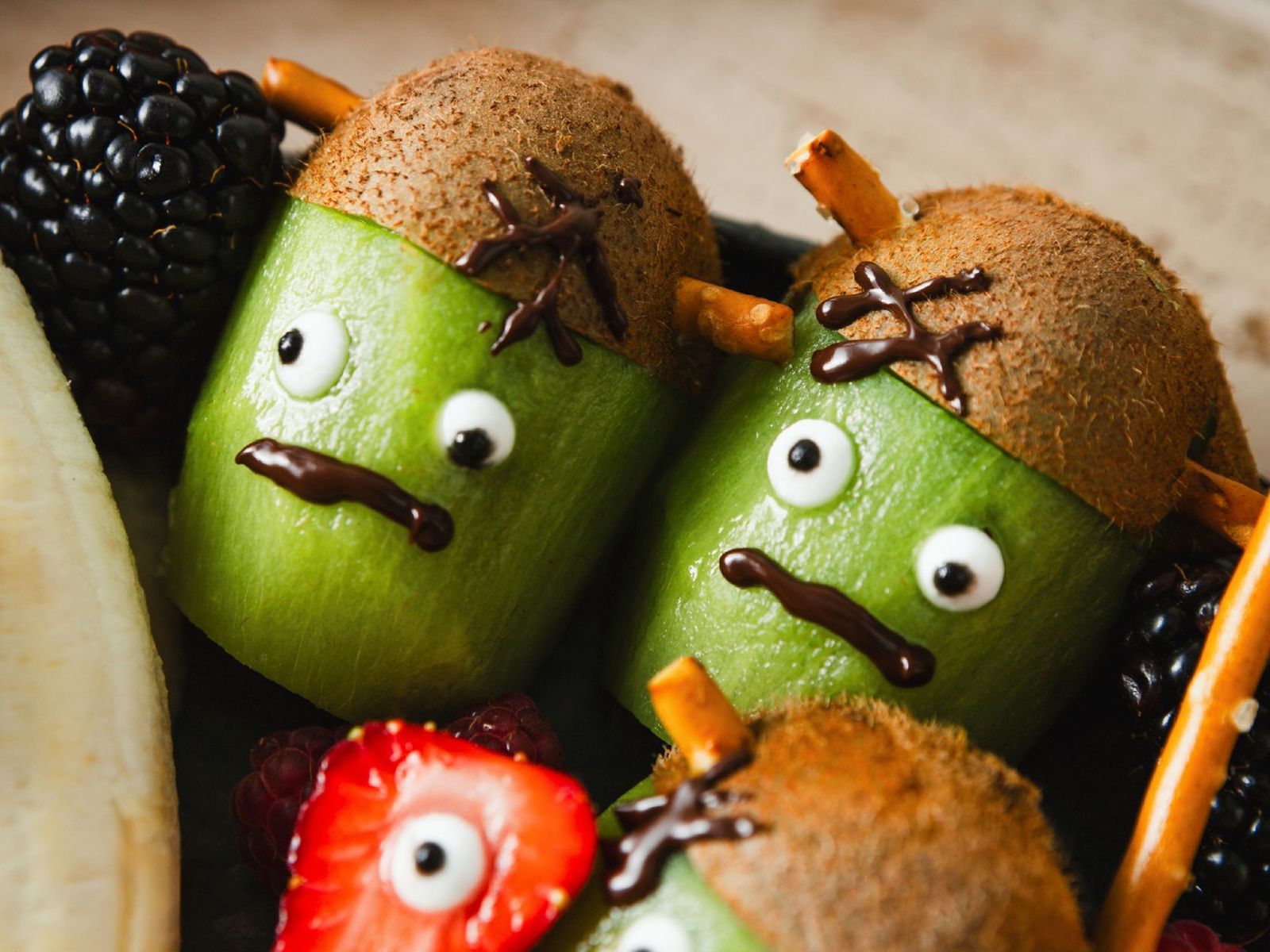 Dale forma de zombies a unos kiwis