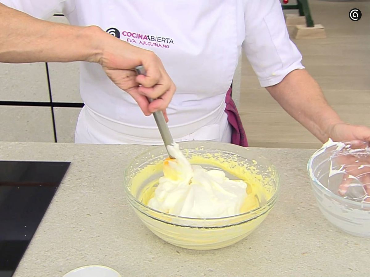 Incorpora la nata montada y mezcla con moviemiento envolventes