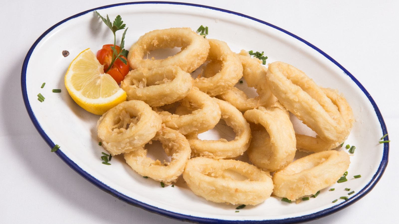 Con un simple remojo en cerveza y un buen rebozado, los calamares fritos alcanzan el punto ideal: dorados por fuera y tiernos por dentro.