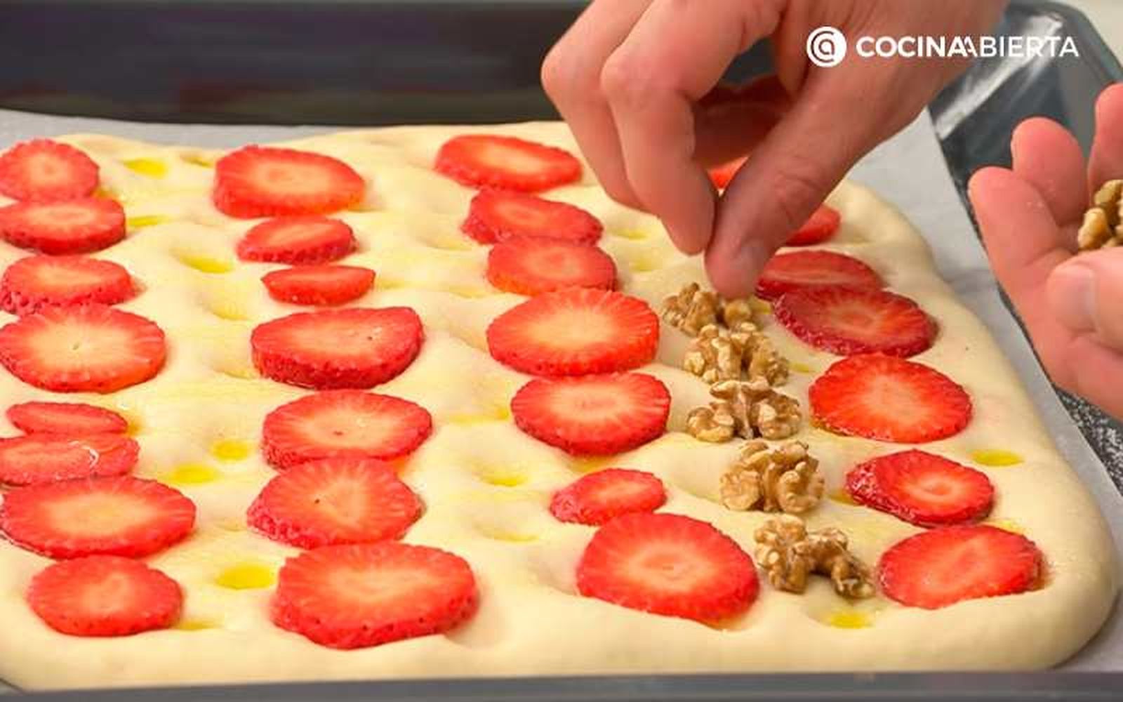 Incorpora las fresas y las nueces