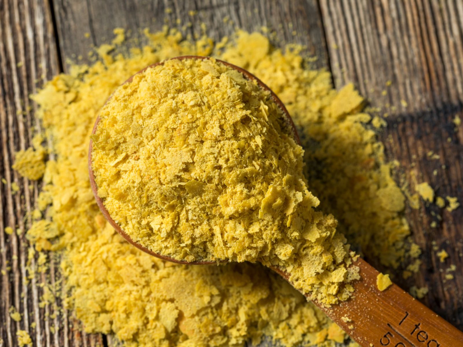 La levadura nutricional es un ingrediente clave en la cocina vegetal por su sabor umami y alto valor nutricional.