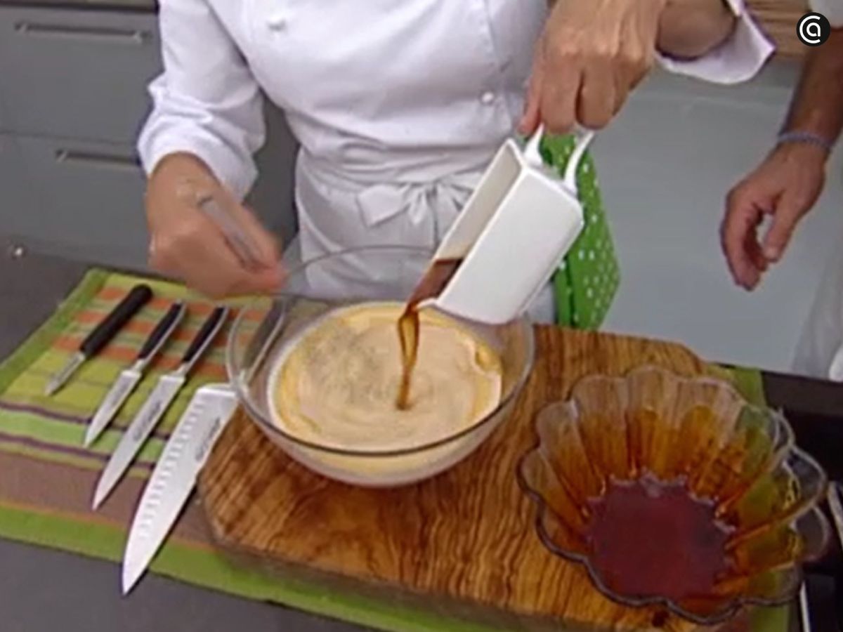 Añade los ingredientes a un bol y mézclalos bien
