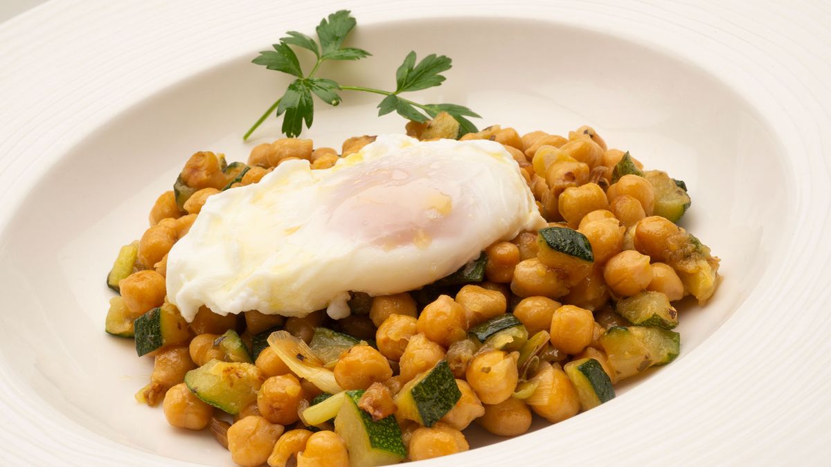 Garbanzos con calabacín y huevo