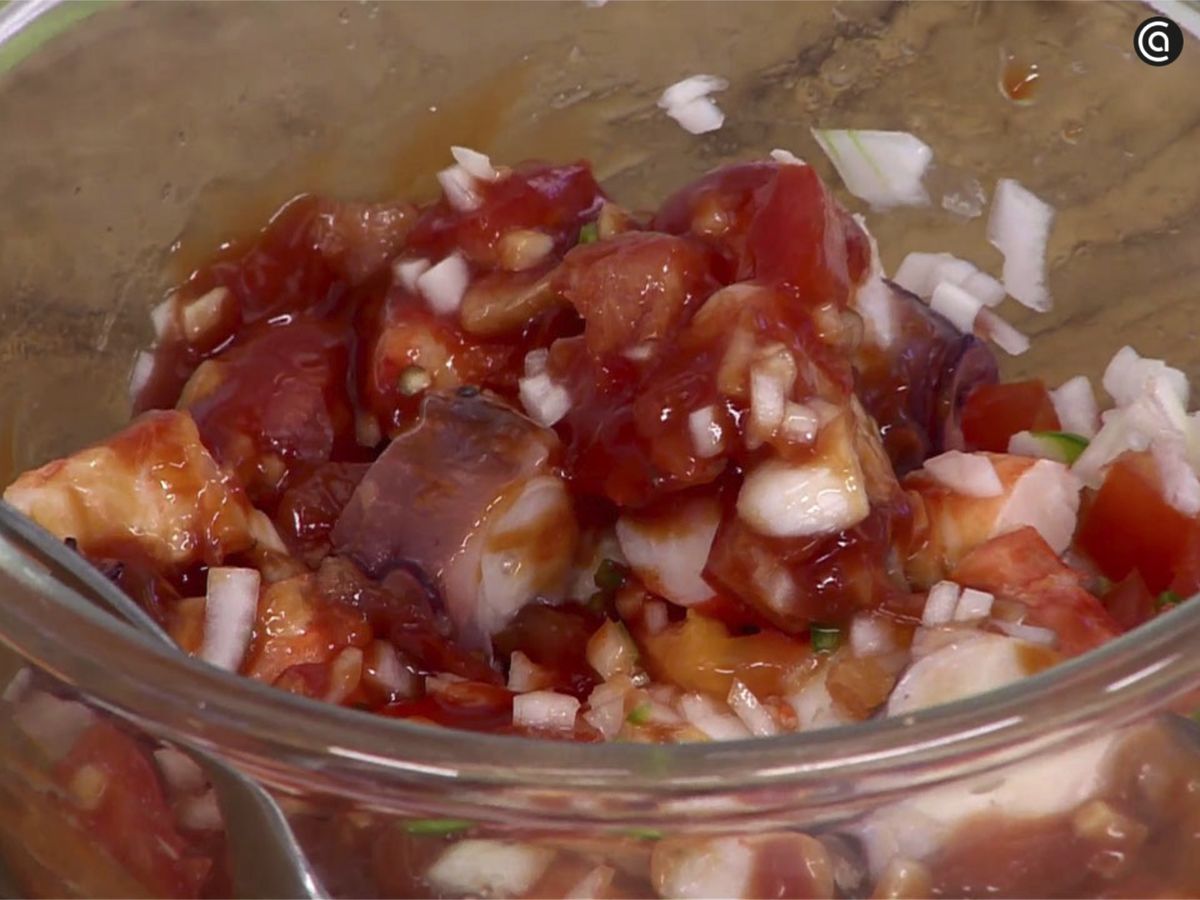Pica el resto de los ingredientes y mézclalos en un bol