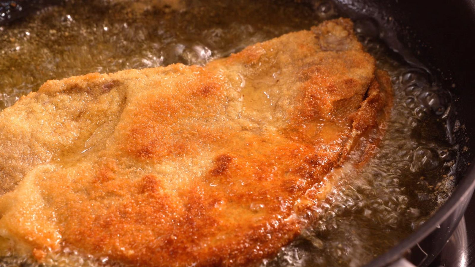 Fríelos en abundante aceite Cachopo de ternera paso 3