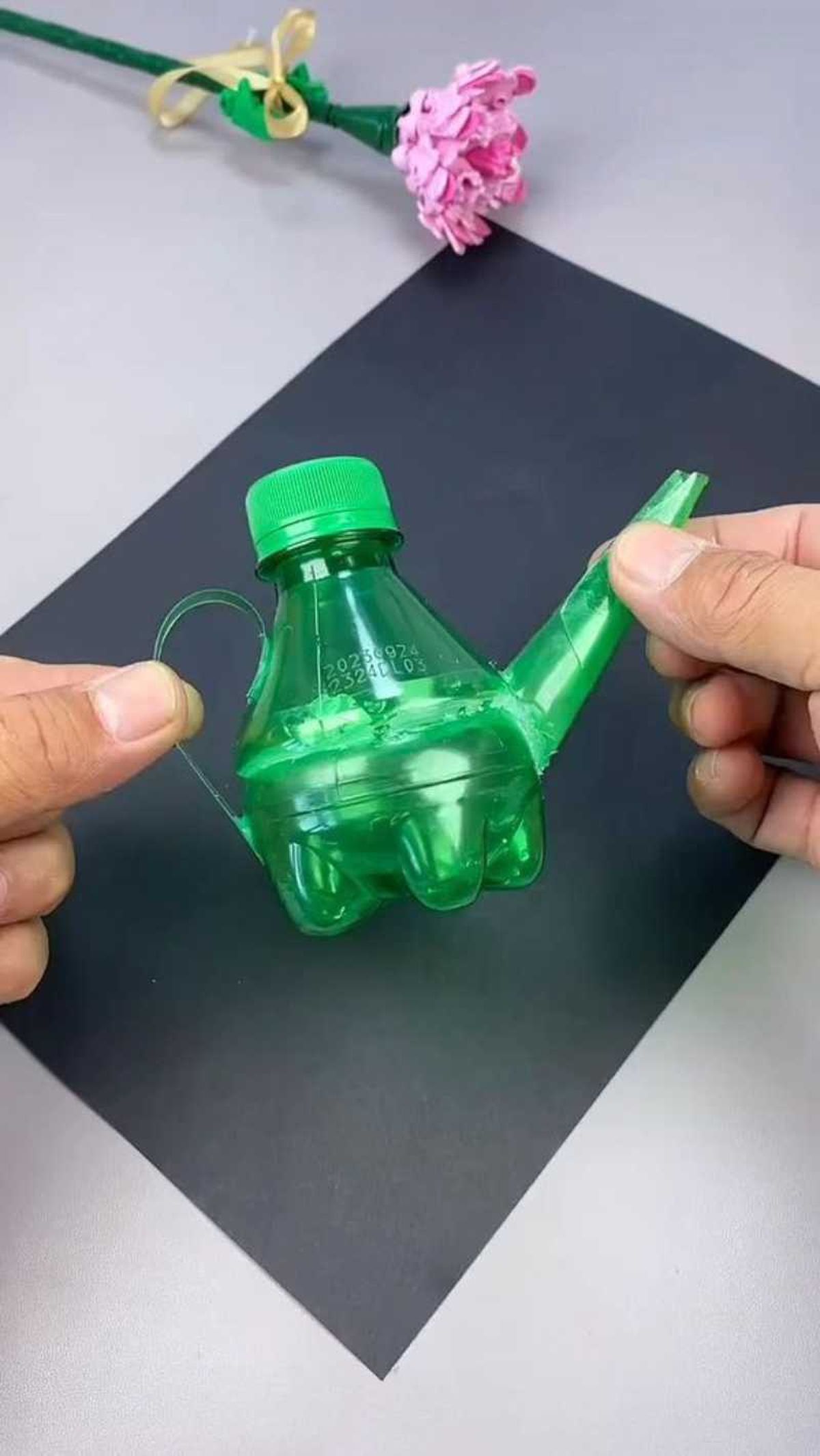 Tetera decorativa hecha con una botella de plástico.