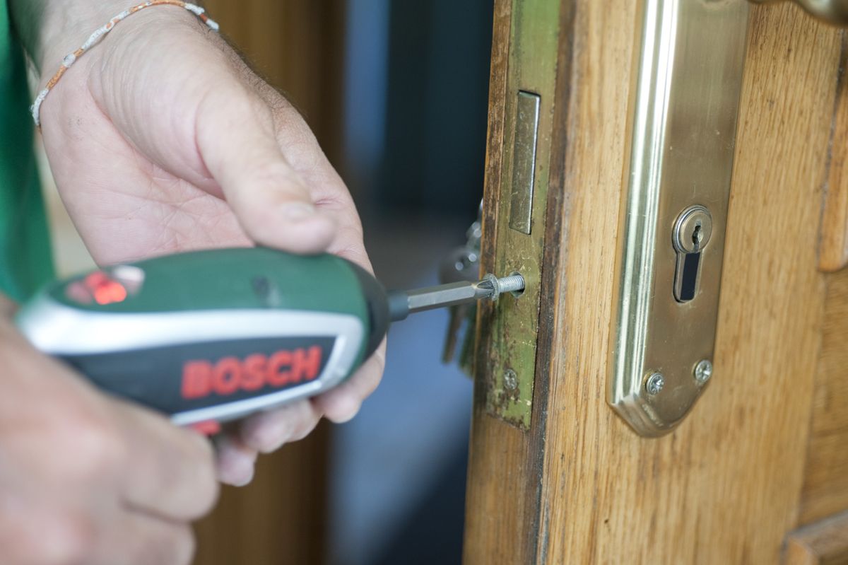 brico 1 0654 cambiar bombin puerta paso 2