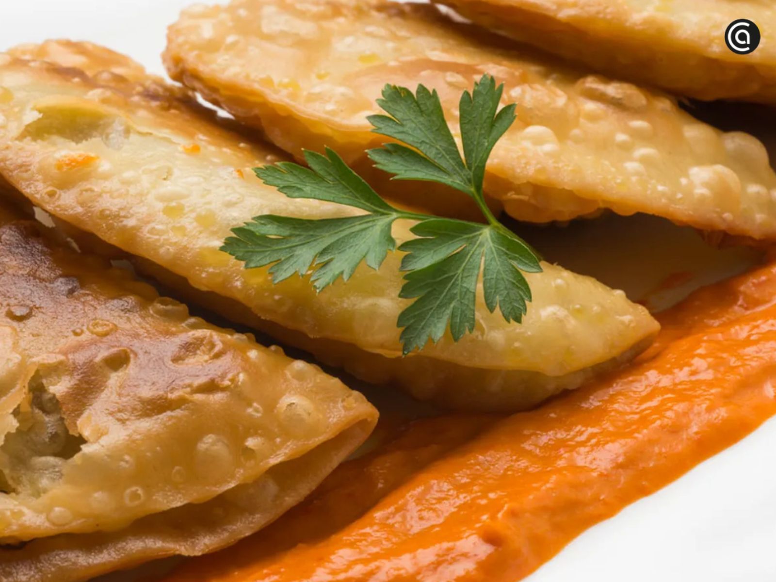 Empanadillas de setas y bacalao ahumado, doradas y crujientes con un relleno lleno de sabor.
