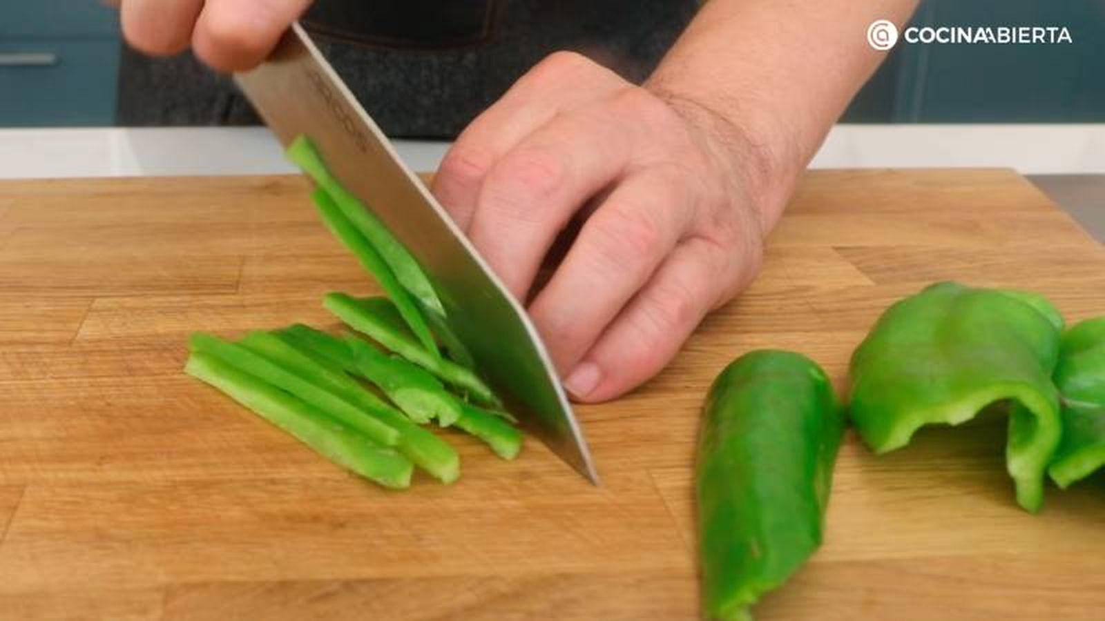 Pica la cebolleta, los pimientos y el tomate Pica la cebolleta, los pimientos y el tomate