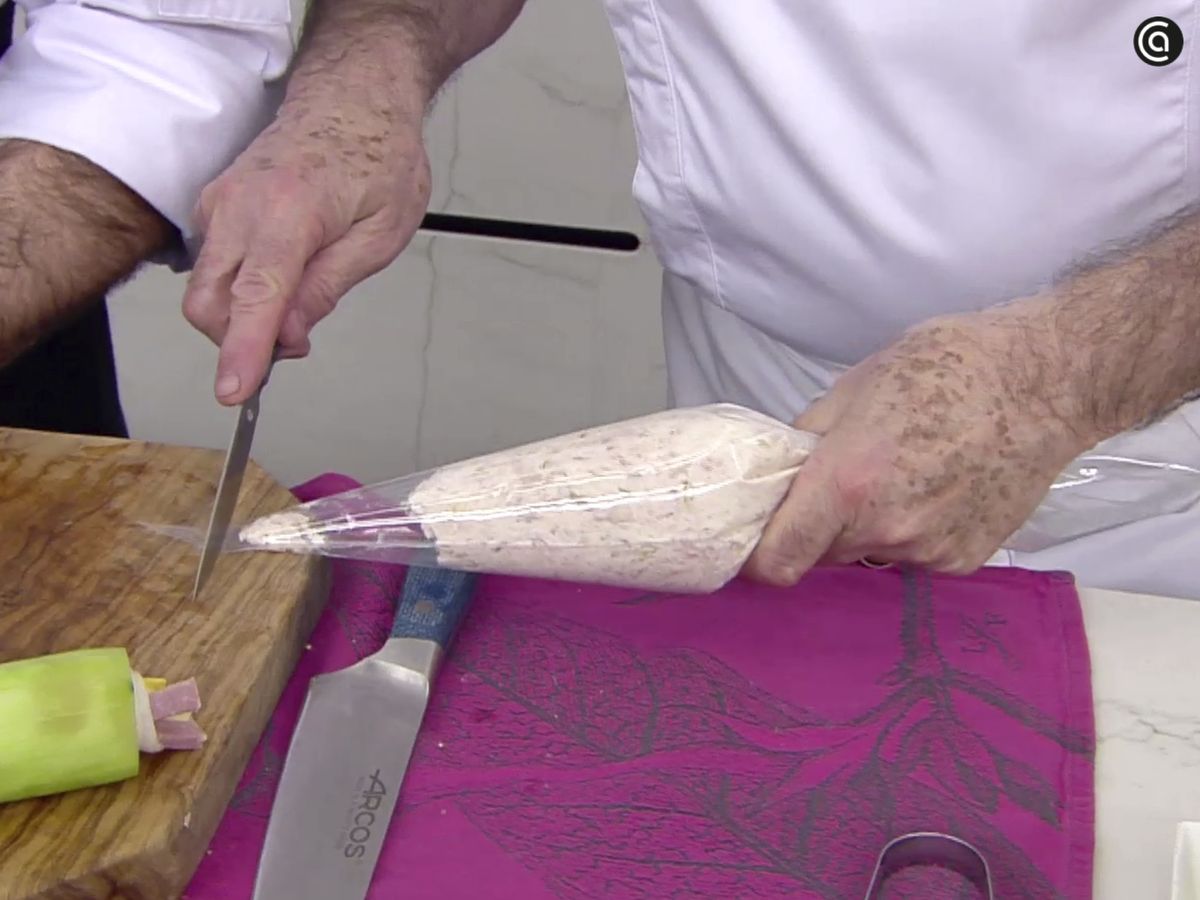 Mete el relleno de atún y queso en una manga pastelera