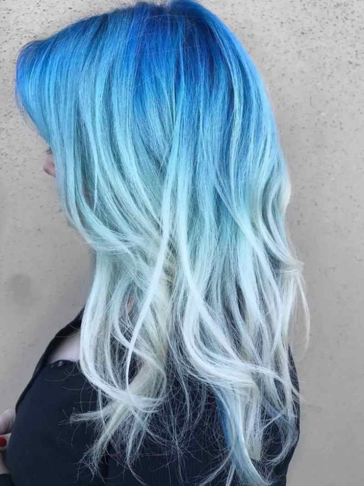 Cabello azul efecto degradado