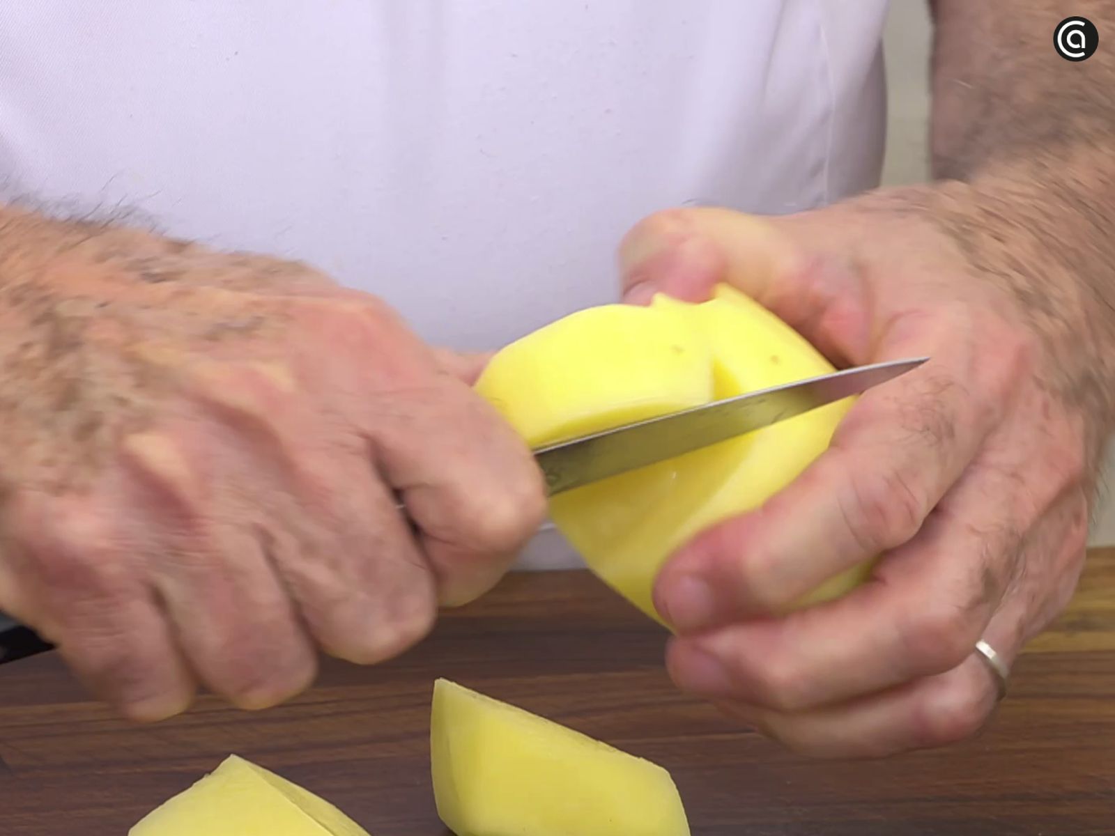 Chasca o casca las patatas, rompiéndolas con el cuchillo en lugar de cortarlas de forma limpia