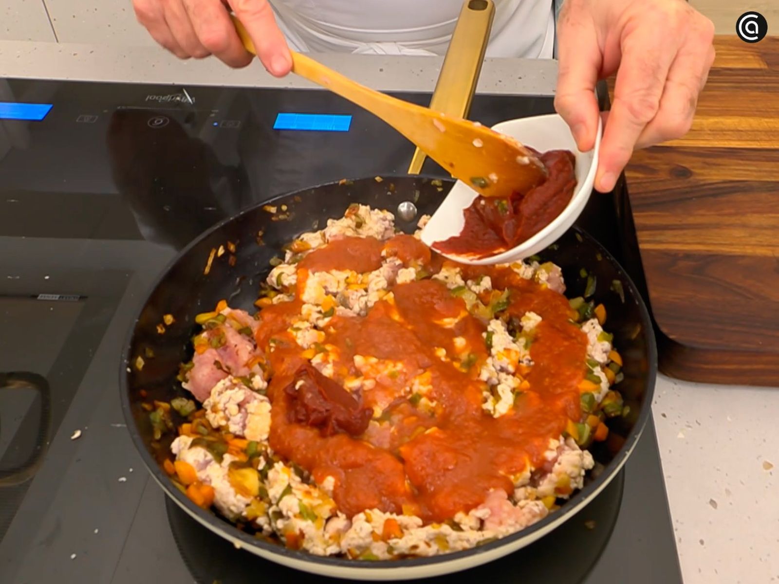 Añade el tomate concentrado a las verduras ya cocidas y mezcla bien