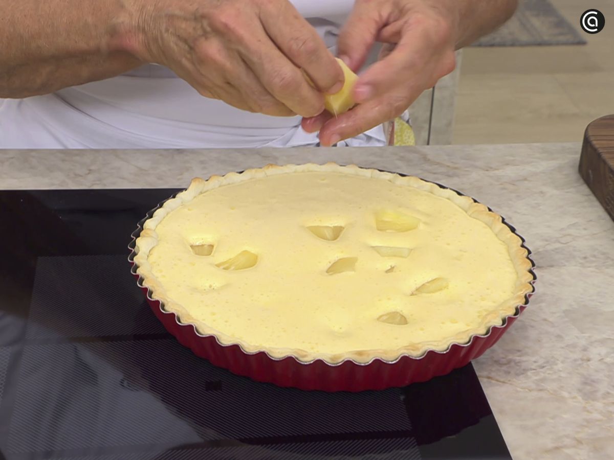 Distribuye la piña por todo el pastel