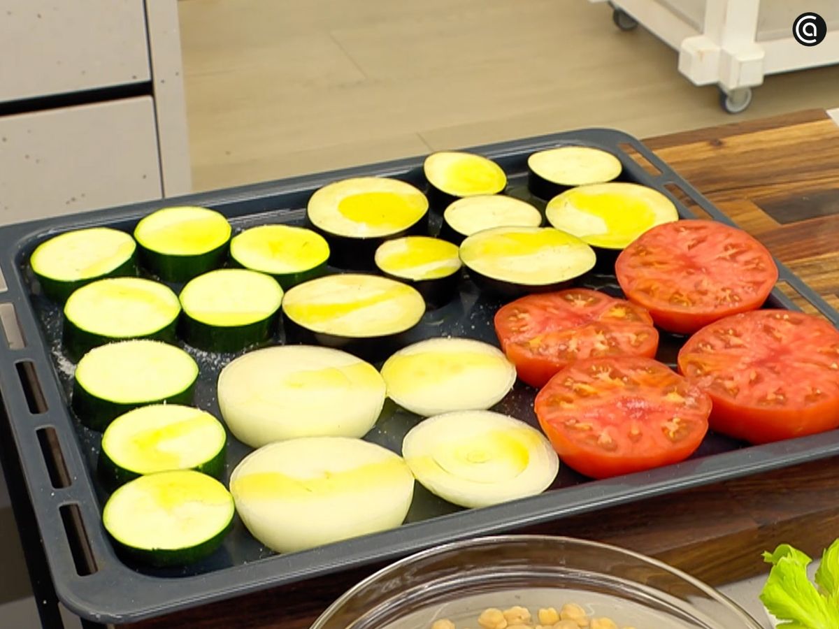 Asa en el horno el calabacín, la cebolla pelada, la berenjena y los tomates en rodajas gruesas