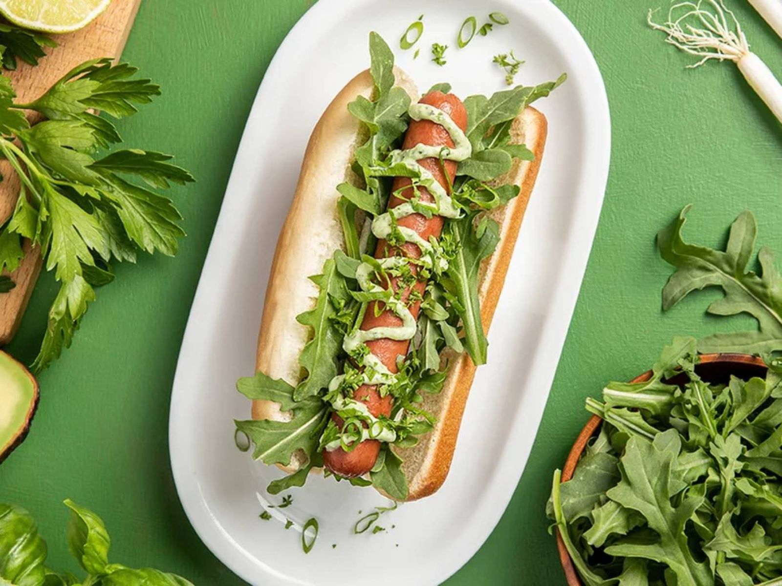 Fresco, verde y cremoso: este perrito lleva aguacate, yogur, lima, hierbas y un puñado de rúcula para rematar.